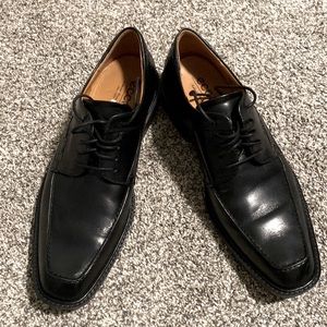 Ecco mens black leather lace up dress shoes size 44, wore inside.